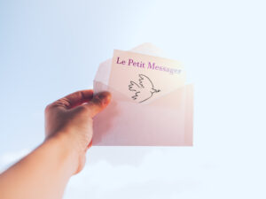 Une enveloppe contenant un message : le Petit Messager et une colombe symbole de l'Esprit Saint