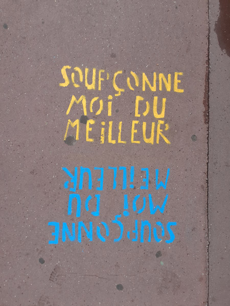 Photo d'un trottoir de Chalon-sur-Saône, tagué "Soupçonne-moi du meilleur"