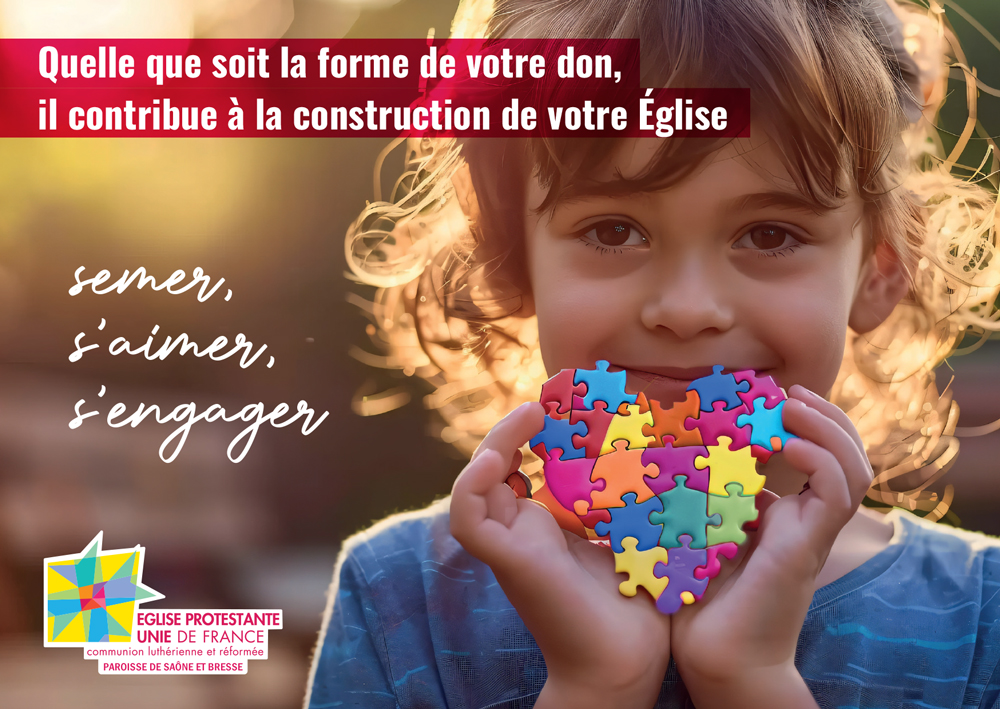 Enfant qui serre un cœur, qui symbolise notre Église, faite de pièces de différentes formes, dans ses mains